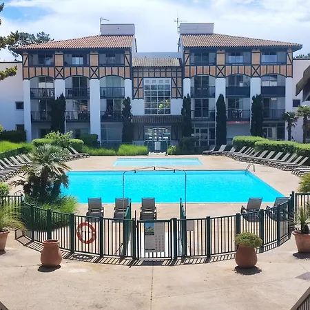 Dans Pierre Et Avec Vue Sur Piscine Entre Et Golf